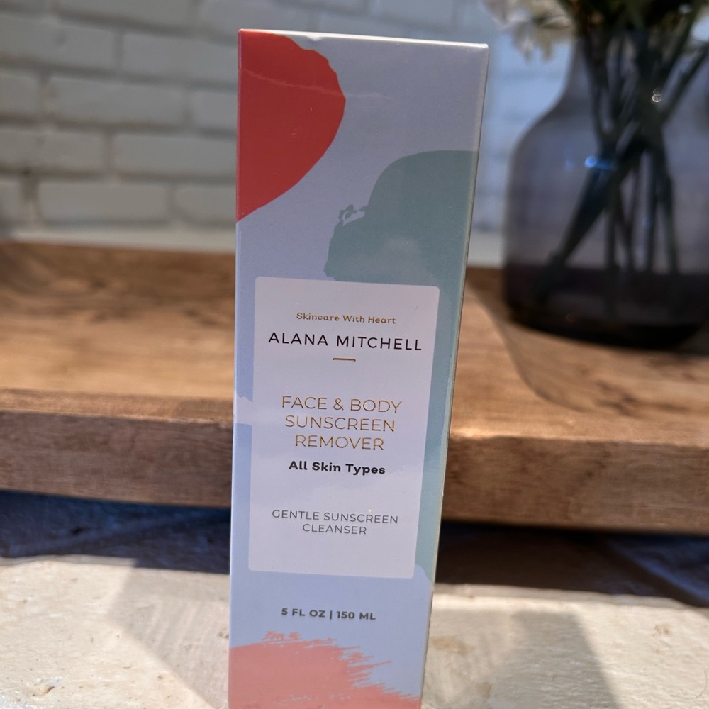 Gentle Sunscreen Cleanser - Red and Gray
